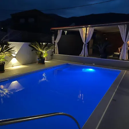 Villa Nana With Pool Kastela