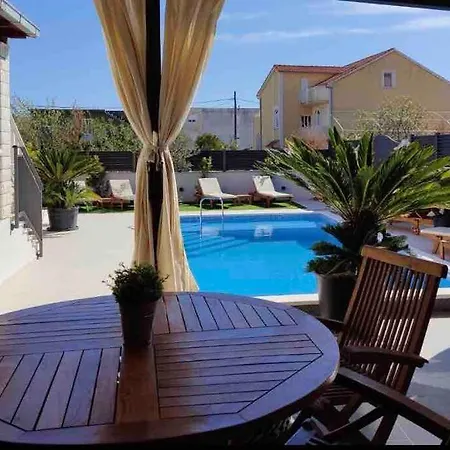 Apartment Villa Nana With Pool