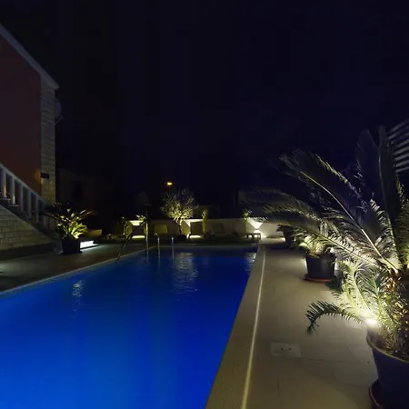 Apartment Villa Nana With Pool