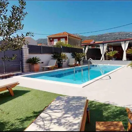 Apartment Villa Nana With Pool