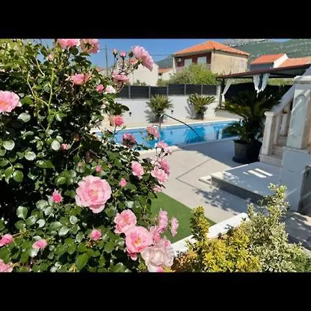Villa Nana With Pool Kastela