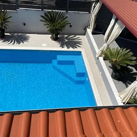 Nana With Pool Apartmán *