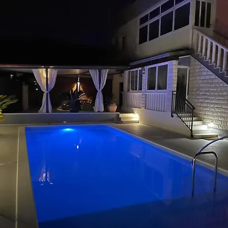 Nana With Pool Apartmán Kaštela