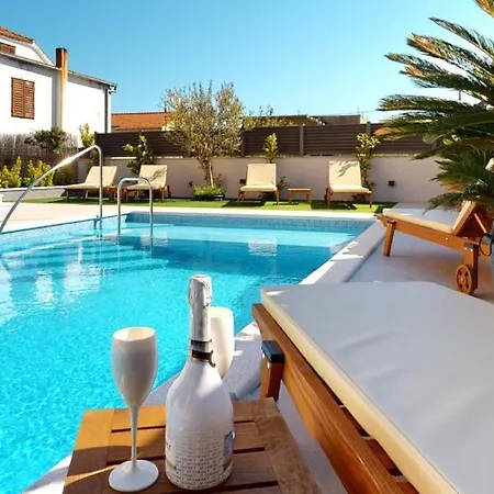 Apartmán Nana With Pool Kaštela
