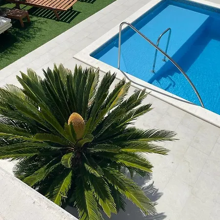 Nana With Pool Apartmán Kaštela